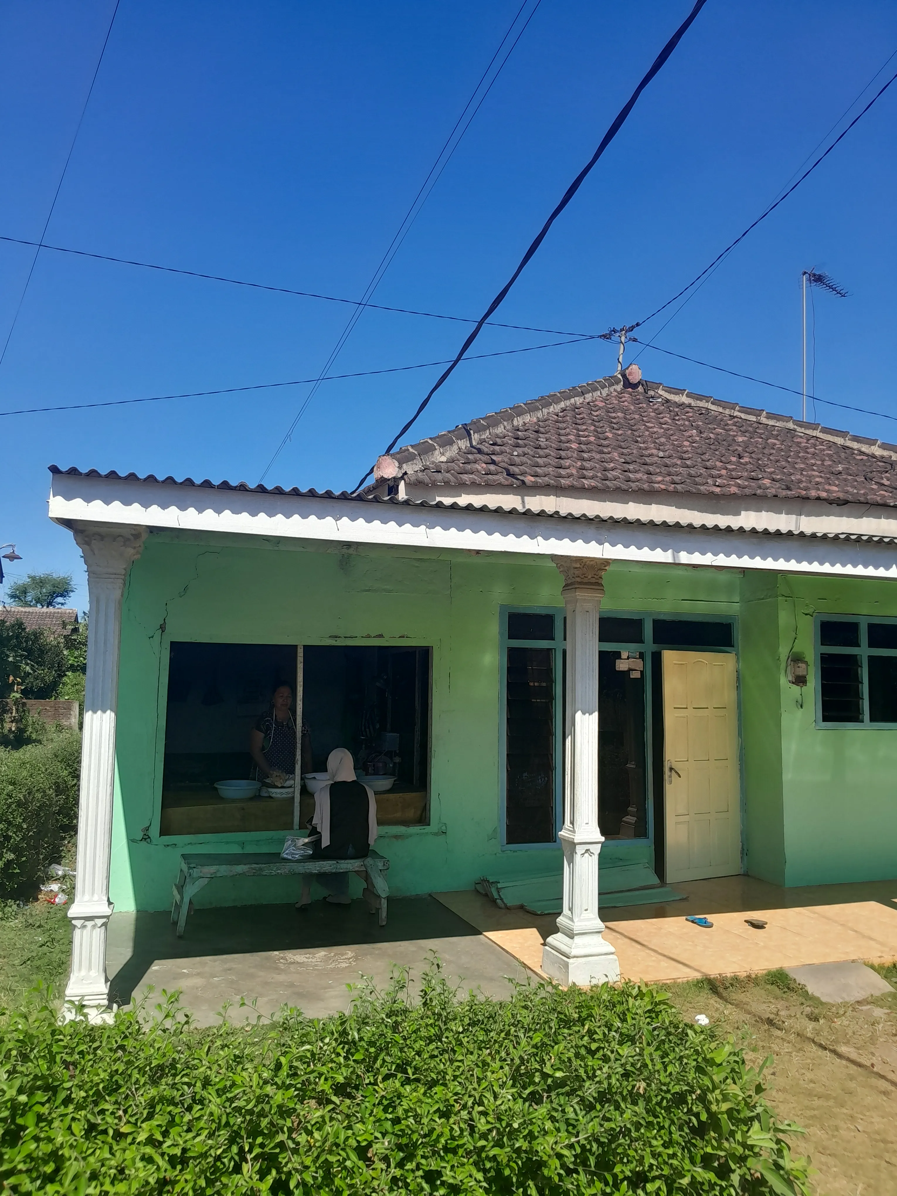 Warung Rujak
dan Gorengan
Ibu Ngademi